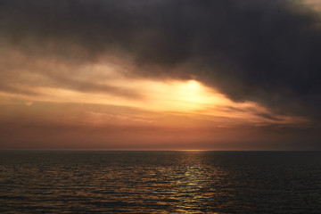 Obraz premium Sea sunset. Smoke wildfires sweeping across the sky.