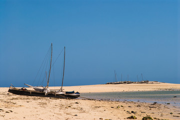 Pirogues de pêcheurs sur les plages de Nosy Ve - Madagascar