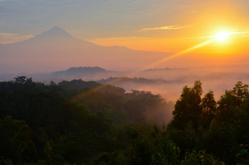 Wschód Słońca na wyspie Jawa - Indonezja
