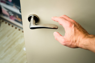 ドアノブ　手