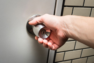 ドアノブ　接触