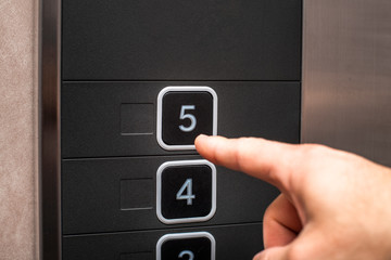 エレベーター　ボタン　指