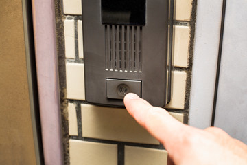 インターホン　接触　指　