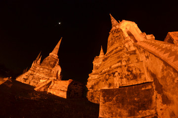 Ayuttaya - świątynia nocą