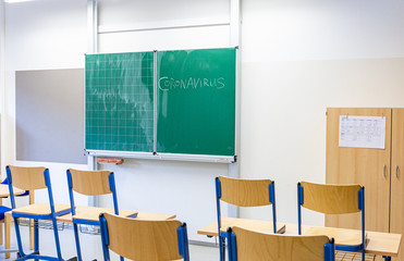 Tafel mit Aufschrift Coronavirus - Schulschließung