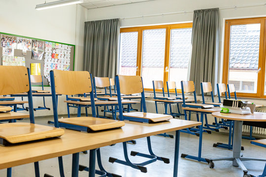 Schulschließung - Leerer Klassenraum in einer Schule