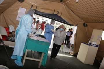Decenas de personas acuden a los hospitales para pasar pruebas para descartar si son portadores del...