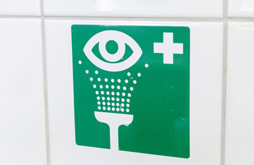 Hinweisschild für Augendusche/Augenspülung im Labor
