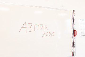 Schriftzug Abitur 2020 auf einer Tafel