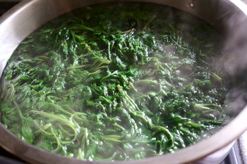 草餅用のヨモギを茹でているところ