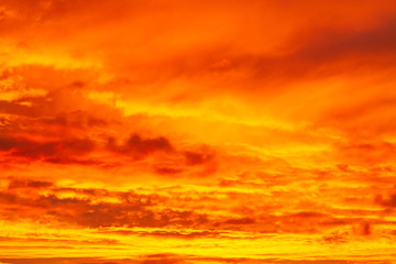 Obraz premium The texture of the cloudscape with an orange sky. Sunrise sky with orange clouds.