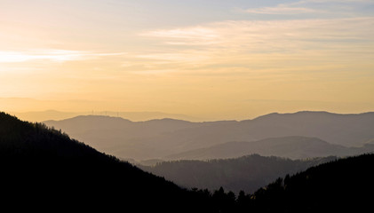 Schwarzwaldbergpanorama in der Dämmerung