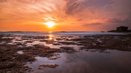 Obraz premium sunset reflection by the beach