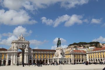 Fototapeta na wymiar Lisbonne, vue de la place du commerce