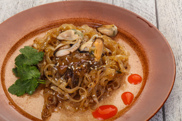 Wok noodle with mussels
