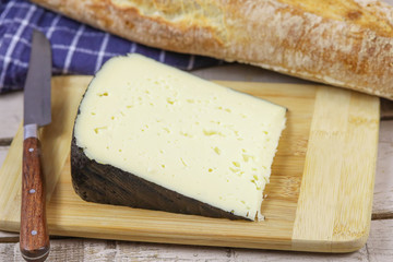 fromage français tomme noire des Pyrénées