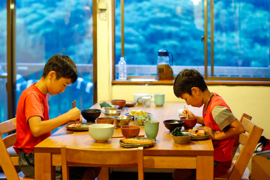 食事をする、日本人のキッズ　stay home