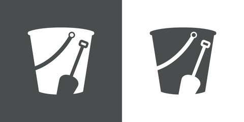 Símbolo vacaciones en la playa. Icono plano cubo de arena con pala en espacio negativo en fondo gris y fondo blanco © teracreonte