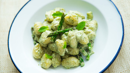 Gnocchis Pesto, mint, asparagus and yogurt. 