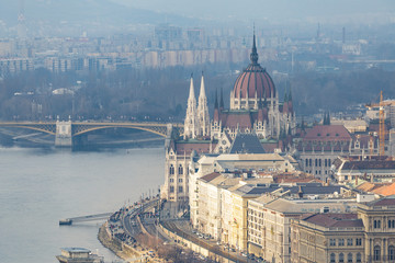 Obraz premium Sitting on the banks of the Danube, the Hungarian Parliament Building in Budapest dates from the late 19th century. It was built in the Gothic Revival style.