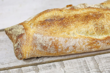 baguette de pain française sur une table en bois