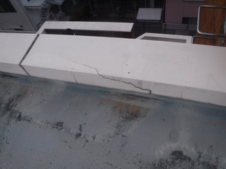 マンション屋上部立上り部のひび割れ