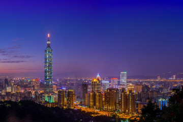Fototapeta na wymiar View of Taipei City skyscrapers at night from Elephant or Xiangshan mountain. Landmark of Taiwan. Cityscape in twilight time, Teipei. Taiwan