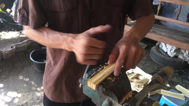 skillfull bamboo handfan maker, make bamboo frame using knife