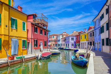 Obraz na płótnie Canvas Colorful houses in downtown Burano, Venice, Italy