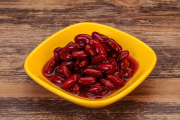 Red baked kidney in the bowl