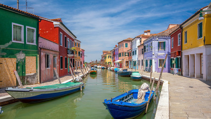 Obraz na płótnie Canvas Colorful houses in downtown Burano, Venice, Italy