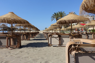 Sombrillas de playa por la mañana