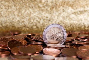 Stos monet. Zdjecie makro monety. Dwa euro. Pienidze na wyplate. Zlote tlo. Zloty blask. Duze ilosci bilonu. Pieniadze na stole.  Bilon na blacie.  Euro i centy. © ff25