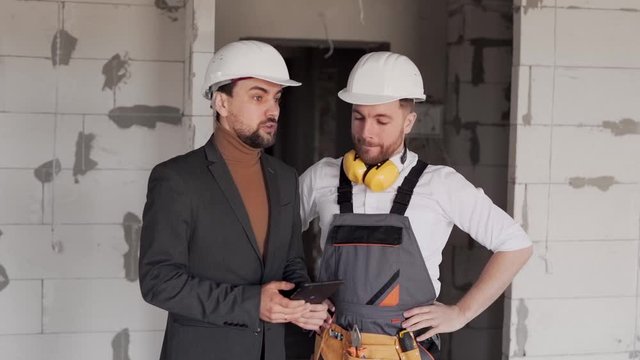 foreman and architect shake hands and disperse