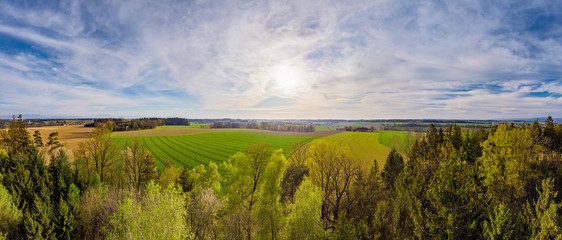 Fototapeta na wymiar Kulturlandschaft im Frühjahr mit Wald und Feldern