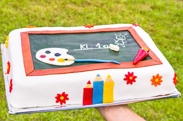Schulanfang Feier Torte, Torte zur Feier der Einschulung mit Dekoration in Form einer Schultafel.