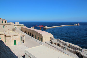 Fototapeta na wymiar saint elmo fort and mediterranean sea in la valletta (malta)