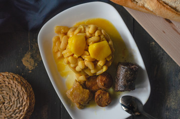 Habichuelas con chorizo, morcilla y costilla