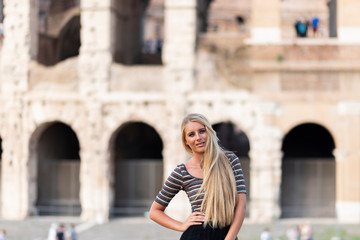 Obraz na płótnie Canvas young girl tourist visiting the Colosseum in Rome