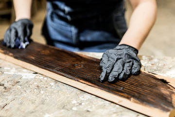 Carpenter coating wood with lacquer