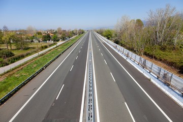 l'autostrada deserta a Forte dei Marmi, la Pasqua ogni anno sancisce l'inizio della stagione turistica   ma quest'anno la città è deserta a causa delle restrizioni per la pandemia da cornavirus