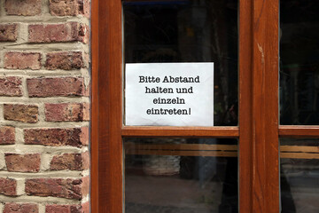 abstand halten und einzeln eintreten