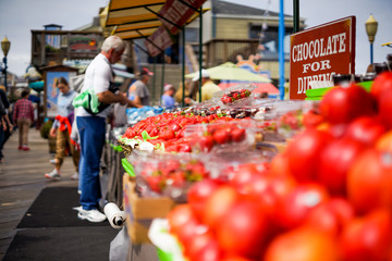 Marktstand mit Tomaten am Pier 39 in San Francisco 