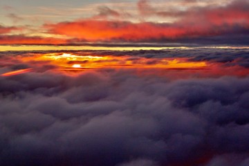 Fototapeta na wymiar Sonnenuntergang über den Wolken