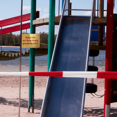 Playground closed due to the Corona crisis, german sign says: playground closed because order from government