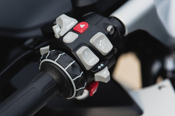 poignée de moto avec les boutons de  commande de clignotants, klaxon