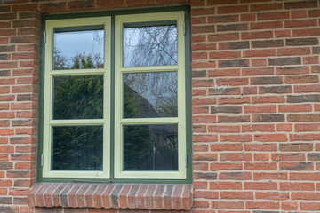 Fenster mit grünen Sprossen