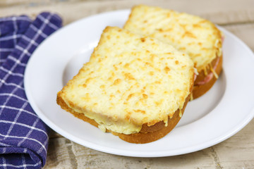 croque-monsieur dans une assiette