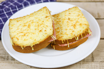 croque-monsieur dans une assiette