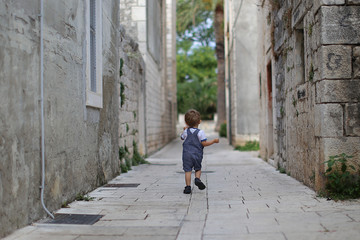 Obraz na płótnie Canvas young boy is running on the street